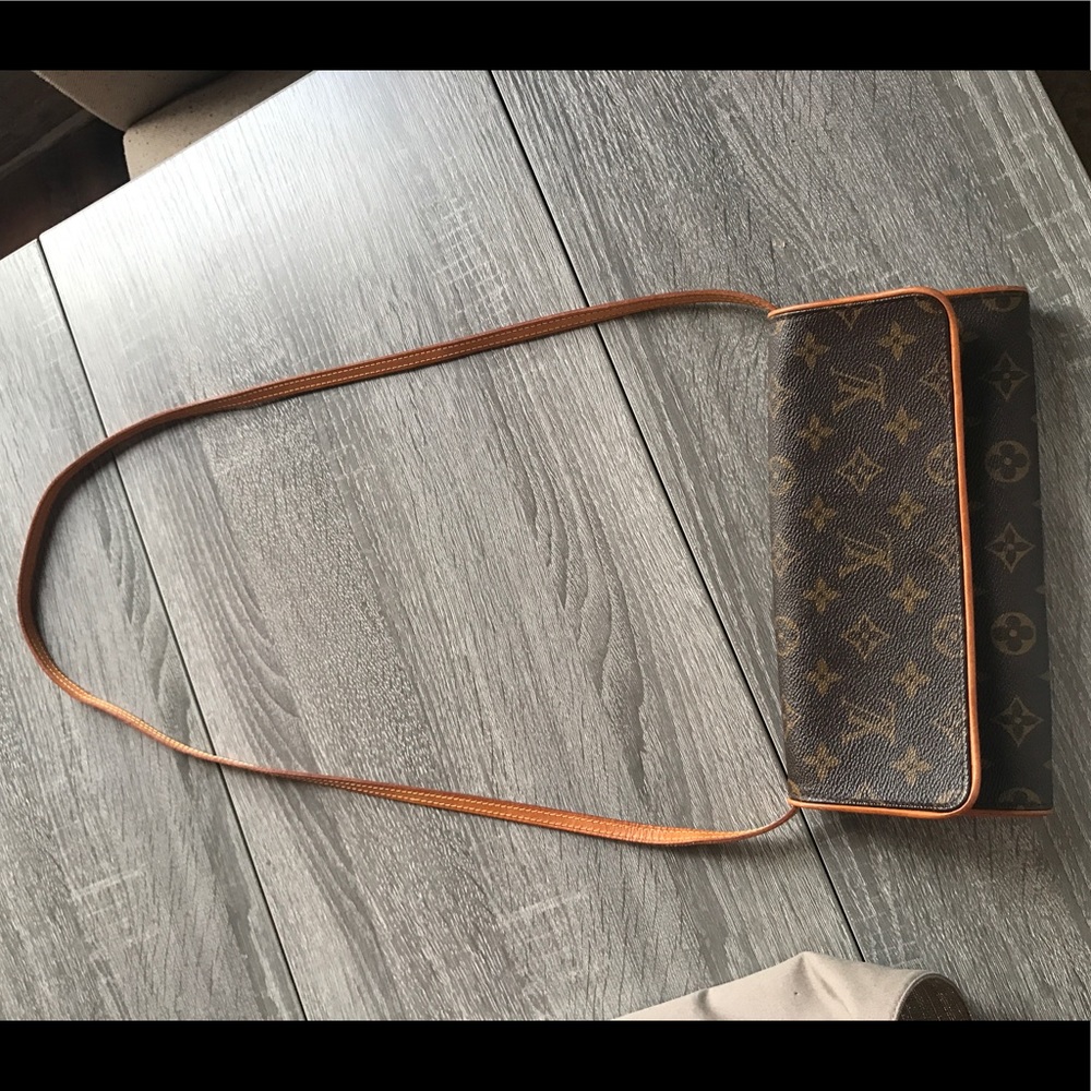Louis Vuitton Authentic Twin Pochette PM